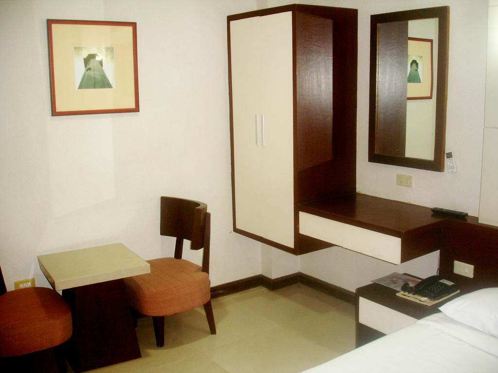 Roxas Midtown Hotel Bilik gambar
